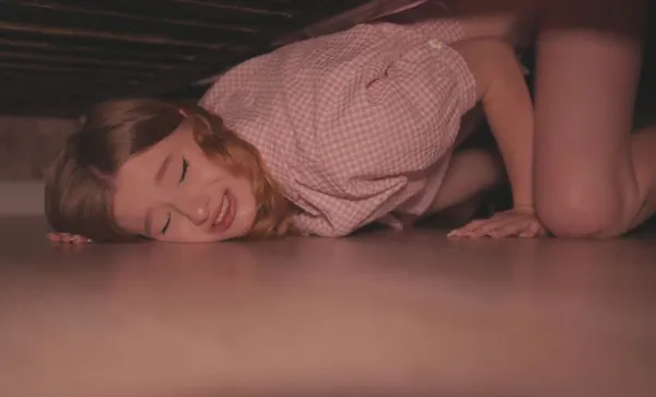 sex gay tổng tài Lợi dụng nện chị kế khó tính đang kẹt dưới gầm giường