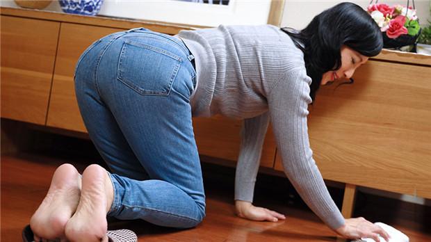 daintymilder sex 050124_100-Cô quản gia trong chiếc quần jean bó sát